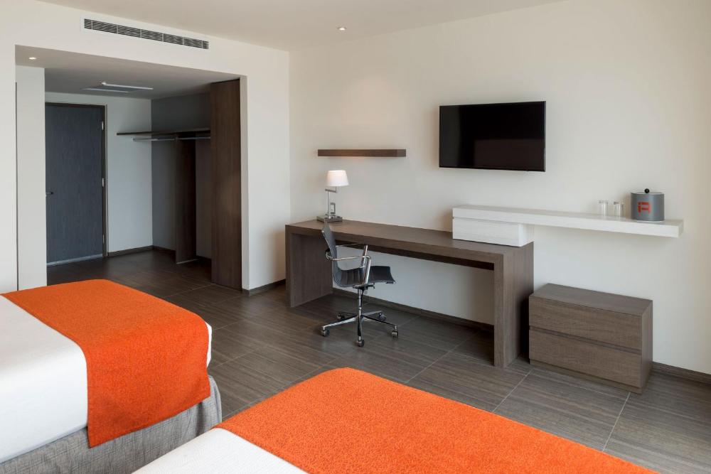 Deluxe Two Beds - Boulevard View at Real Inn Cancun, photo 2