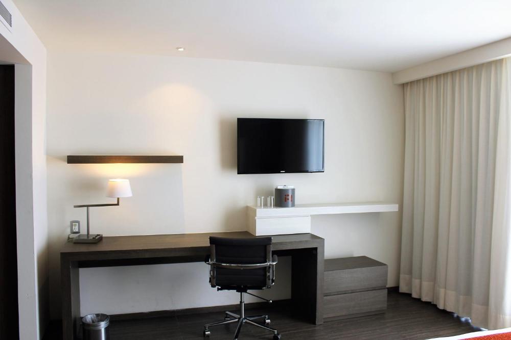 Deluxe King - Boulevard View at Real Inn Cancun, photo 4