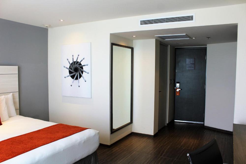 Deluxe King - Boulevard View at Real Inn Cancun, photo 2