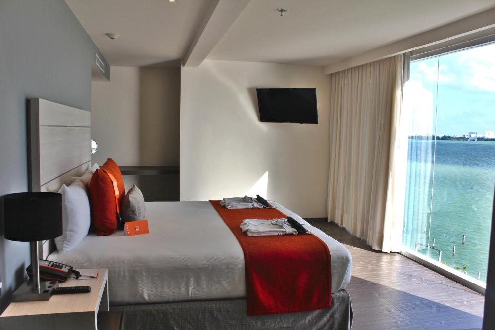 Junior Suite - Lagoon View at Real Inn Cancun, photo 4