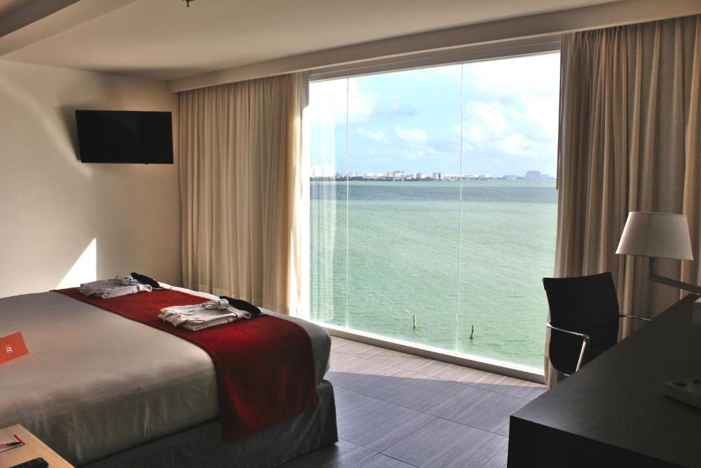 Junior Suite - Lagoon View at Real Inn Cancun, photo 5