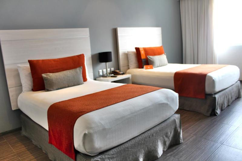 Deluxe Two Beds - Boulevard View